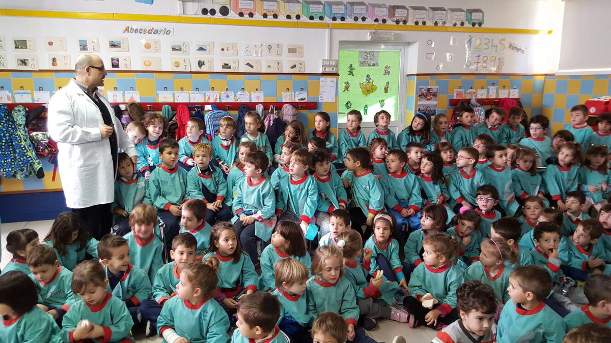 csafazgz's tweet photo. #educacióninfantil, Don Jaime el médico del Cole nos cuenta cómo tenemos q alimentarnos y cuidar los dientes https://t.co/CXxtXb63dP