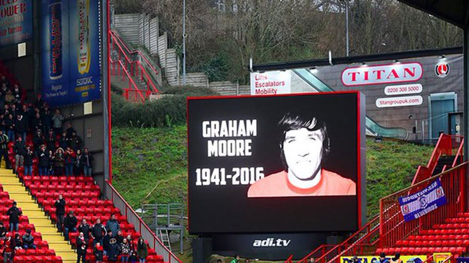 sporza's tweet photo. .@CAFCofficial blundert met verkeerde foto bij minuut stilte #grahammoore #alancampbell
https://t.co/Sa8bfxjMlc https://t.co/4LhDVw1nFJ