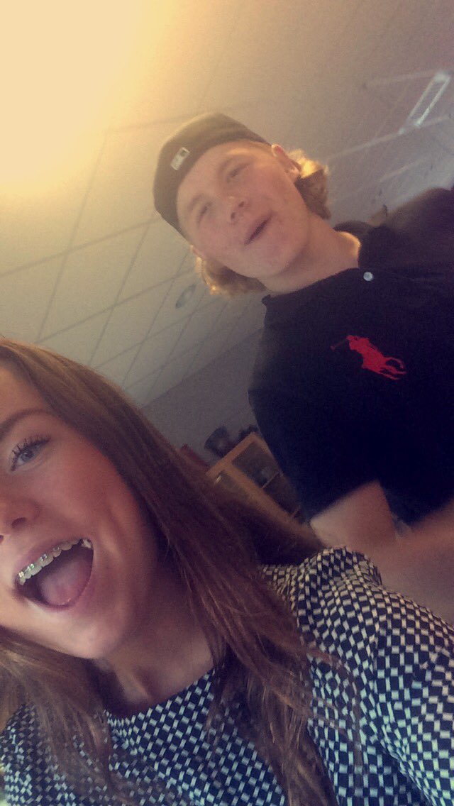 AnnaAhrle's tweet photo. @samuelgustafss9 Grattis igen super ⭐️ på din dag!🍹🎉🎈💊🚬 https://t.co/e15SanWzJd