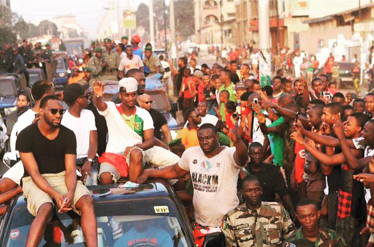 L'accueil triomphal de #BlackM en Guinée à voir EN VIDEO 
▶l.leparisien.fr/nwPP-8NW0 cc <a href="/Bmesrimes/">BLACK.M</a>
