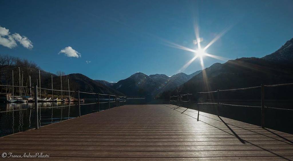 Macfan1963's tweet photo. Pronti per il tuffo ? #pontile #mezzolago #plmezzolago #lagodiledro #vallediledro #instaledro #instapic #instagrame… https://t.co/Bp67qLaISC