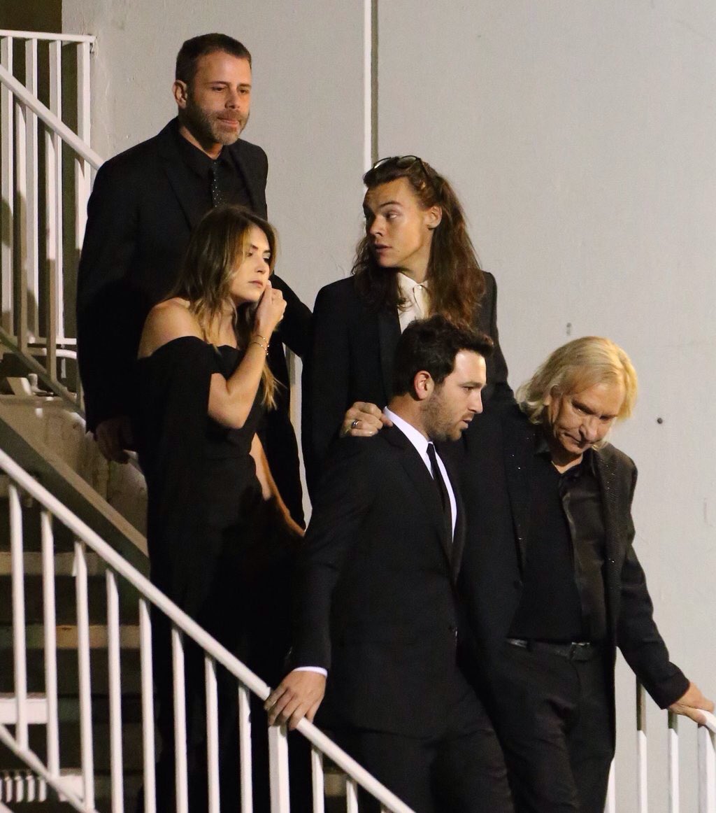 1DUpdateAccess's tweet image. Harry leaving a Grammy party last night with Glenne and Jeff. -H #GRAMMYs