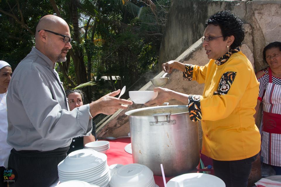 LoMasGourmet's tweet photo. #Vzla | Chef Esther González gana #MasterChef del Sancocho 2016 en #Margarita  https://t.co/TGNYdrvzv1 https://t.co/AGtuNb5ubk