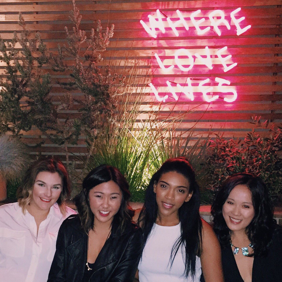 SwipeRightPod's tweet photo. #Valentine's Day with your single BFFs 💘 @Tinder's Not So Lonely Hearts Club https://t.co/ykTrriQWOB