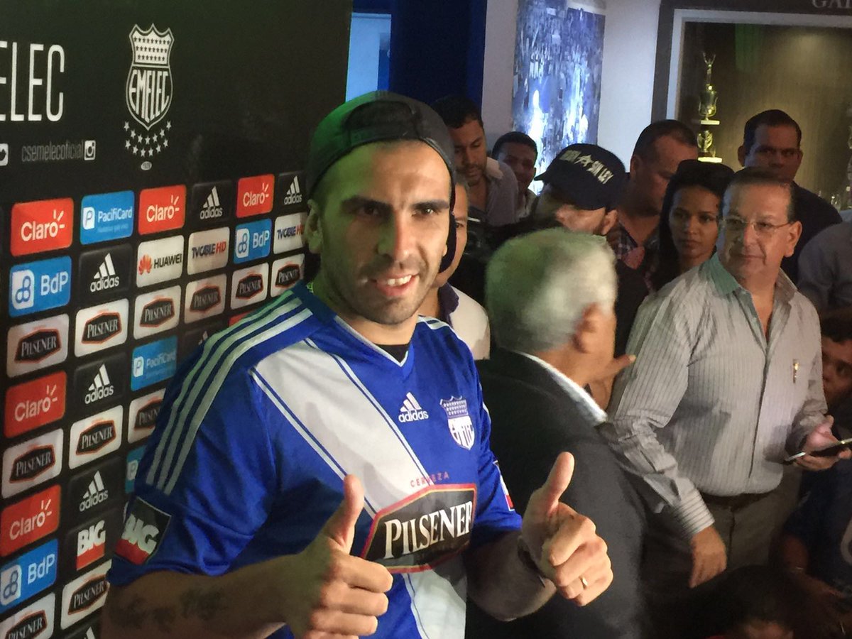 RadioHuancavilk's tweet photo. @RadioHuancavilk [FOTO] Stracqualursi se pone la camiseta del Tricampeòn @CSEmelec usará el #18 @emelec https://t.co/pioQeRjXmL