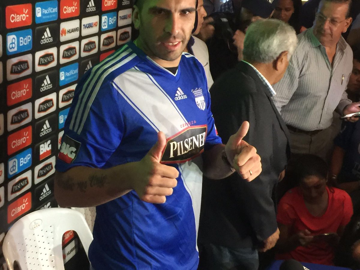 RadioHuancavilk's tweet photo. @RadioHuancavilk [FOTO] Stracqualursi se pone la camiseta del Tricampeòn @CSEmelec usará el #18 @emelec https://t.co/pioQeRjXmL