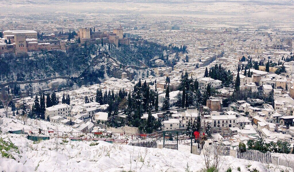 juansalazzar's tweet photo. Guay! Granada de blanco...! #GranadaParadise 

By @ferminius https://t.co/mnbk8OfHof