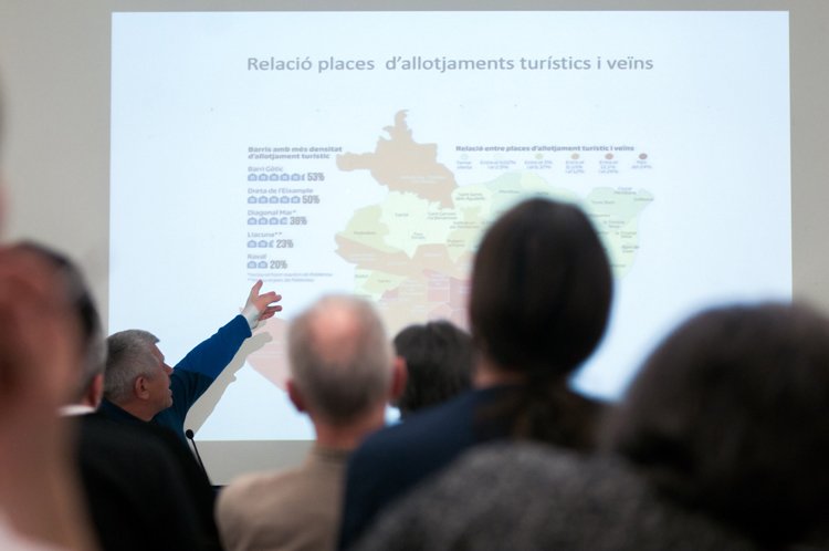 Veïnat, turistes i vides a lloguer directa.cat/actualitat/vei… la problemàtica dels pisos turístics a #Bcn. Per <a href="/mrnbou/">Marina Bou</a>