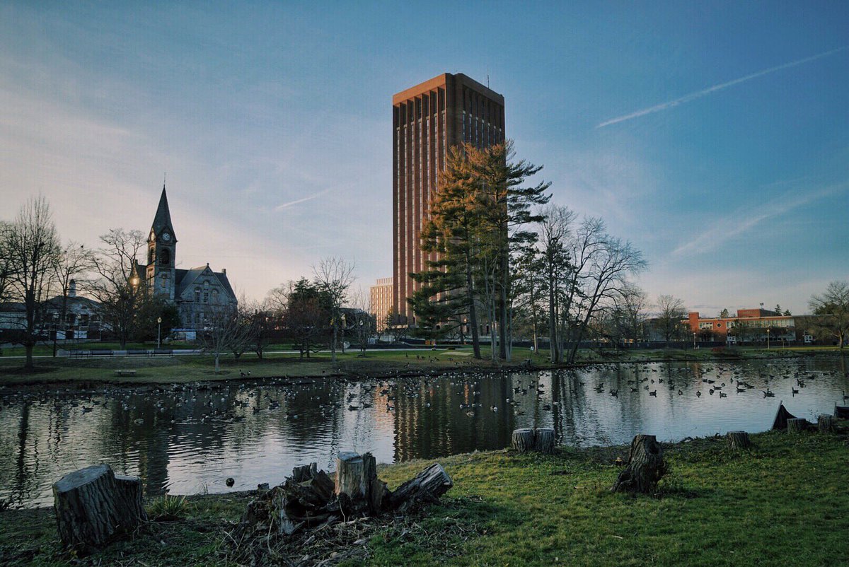 SteelyCao's tweet photo. Warm winter this year. 😊#umasswinter16 #GoUMass #winter https://t.co/9s73eGTrXW