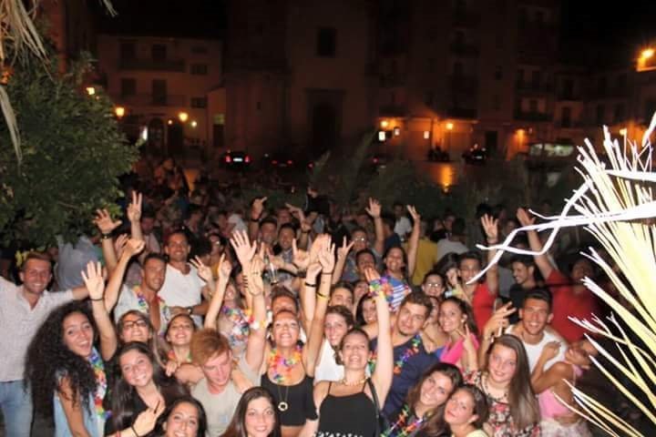 barmoderno1's tweet photo. #hawainparty uno dei nostri stupendi&amp;fantastici eventi estivi#barmoderno #staff #hawainparty https://t.co/73ZPi0NHs6