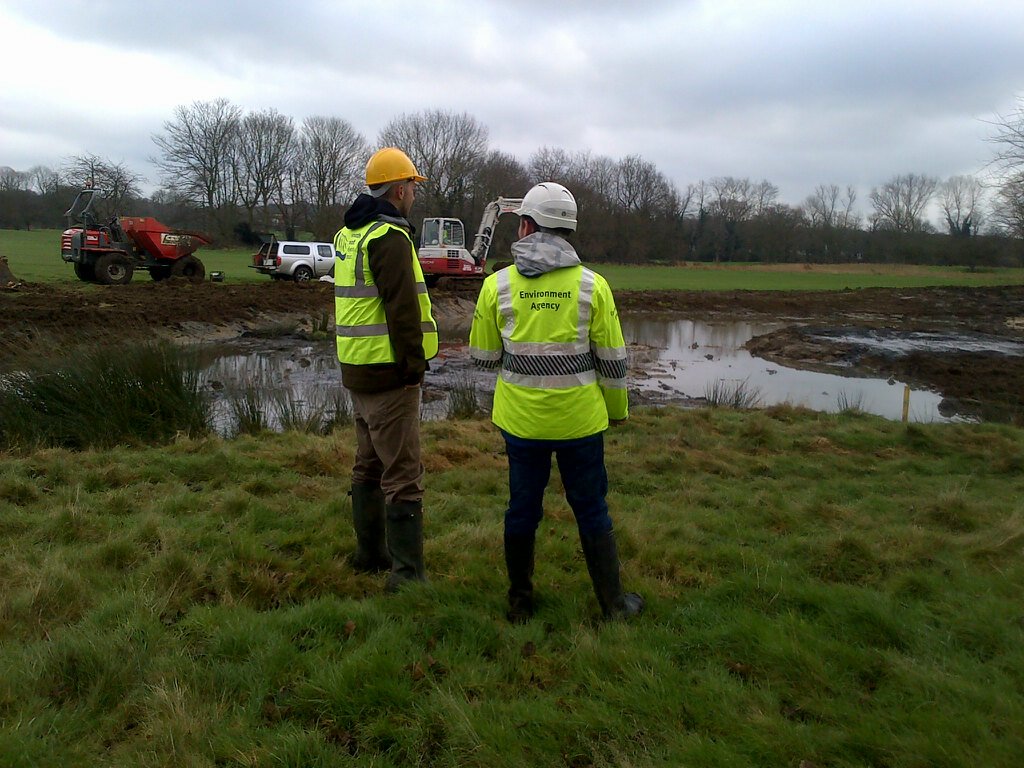 EnvAgencySE's tweet image. Inspecting new #BeverleyBrook wetland area to reduce #diffusepollution with partners @SE_Rivers_Trust #RichmondPark