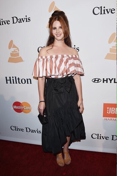 Lanachefacose's tweet photo. Lana che ha scambiato i Pre-Grammy per la sagra di paese https://t.co/m4UrUPmY3x