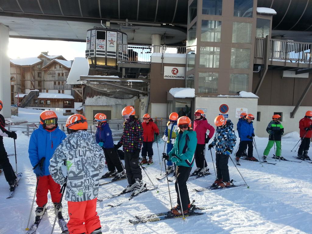 JuniorFreemens's tweet photo. Junior school ski trip 2016 - lessons on day 2 end well. All making progress and smiling! #CLFSski2016 #skiwizz #ski https://t.co/3zQTXpHccn