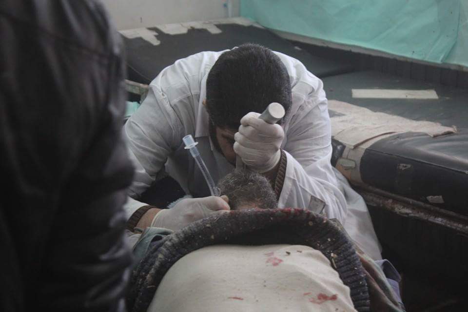 ReporterSyrien's tweet photo. 3 médecins sont toujours sous les décombres de l'hôpital soutenu par @MSF_Syria bombardé par les russes #Russia https://t.co/Z0svO9nwvc