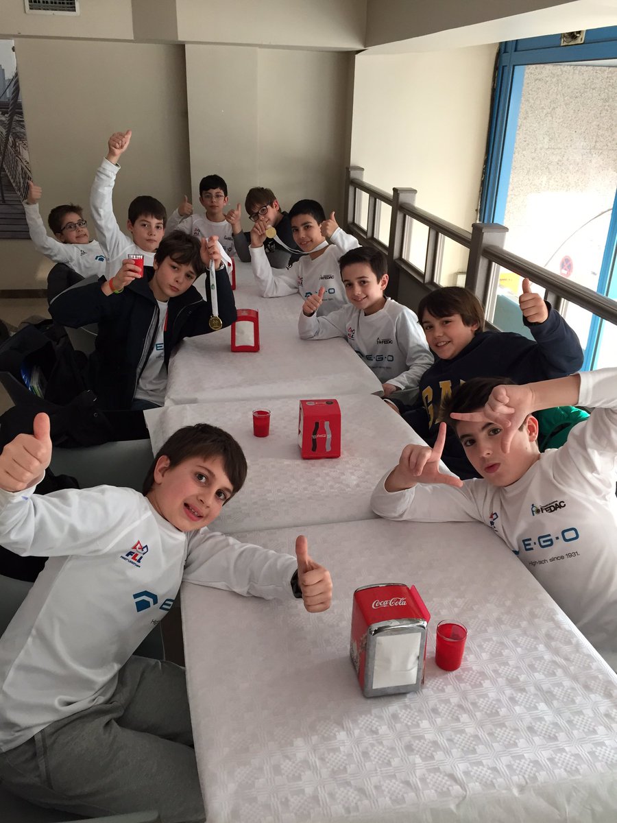 Odepaula80's tweet photo. El grup #BeLEGO celebrant la seva participació a la #FLLUAB @Enginyeria_UAB @FLLSpain @gealeiva vols venir? #amics https://t.co/p12osuFv0G