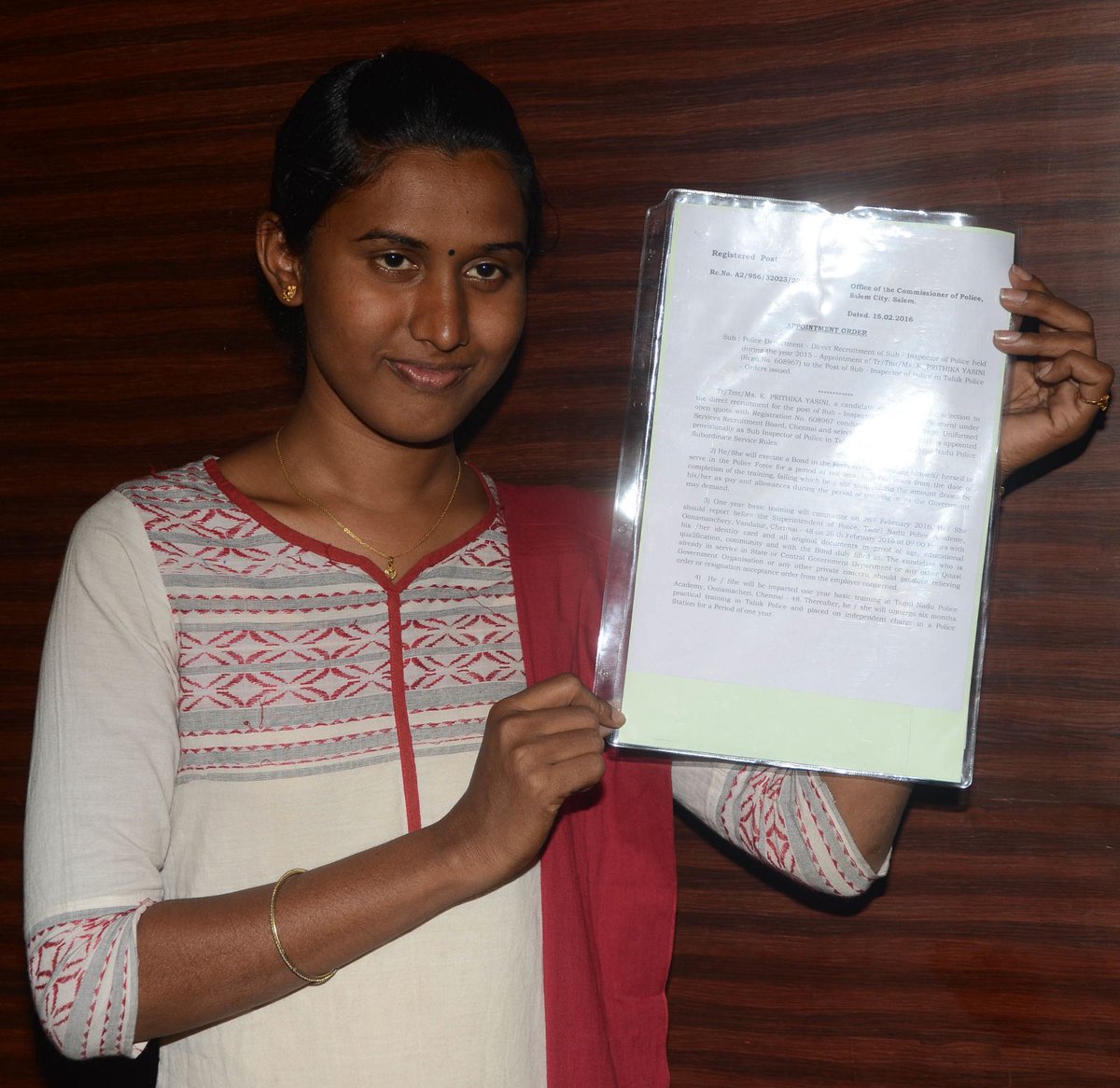 airnewsalerts's tweet image. India's first transgender sub inspector #PrithikaHasini receives appointment order. 

#AIRpics: Vijayakumar Salem