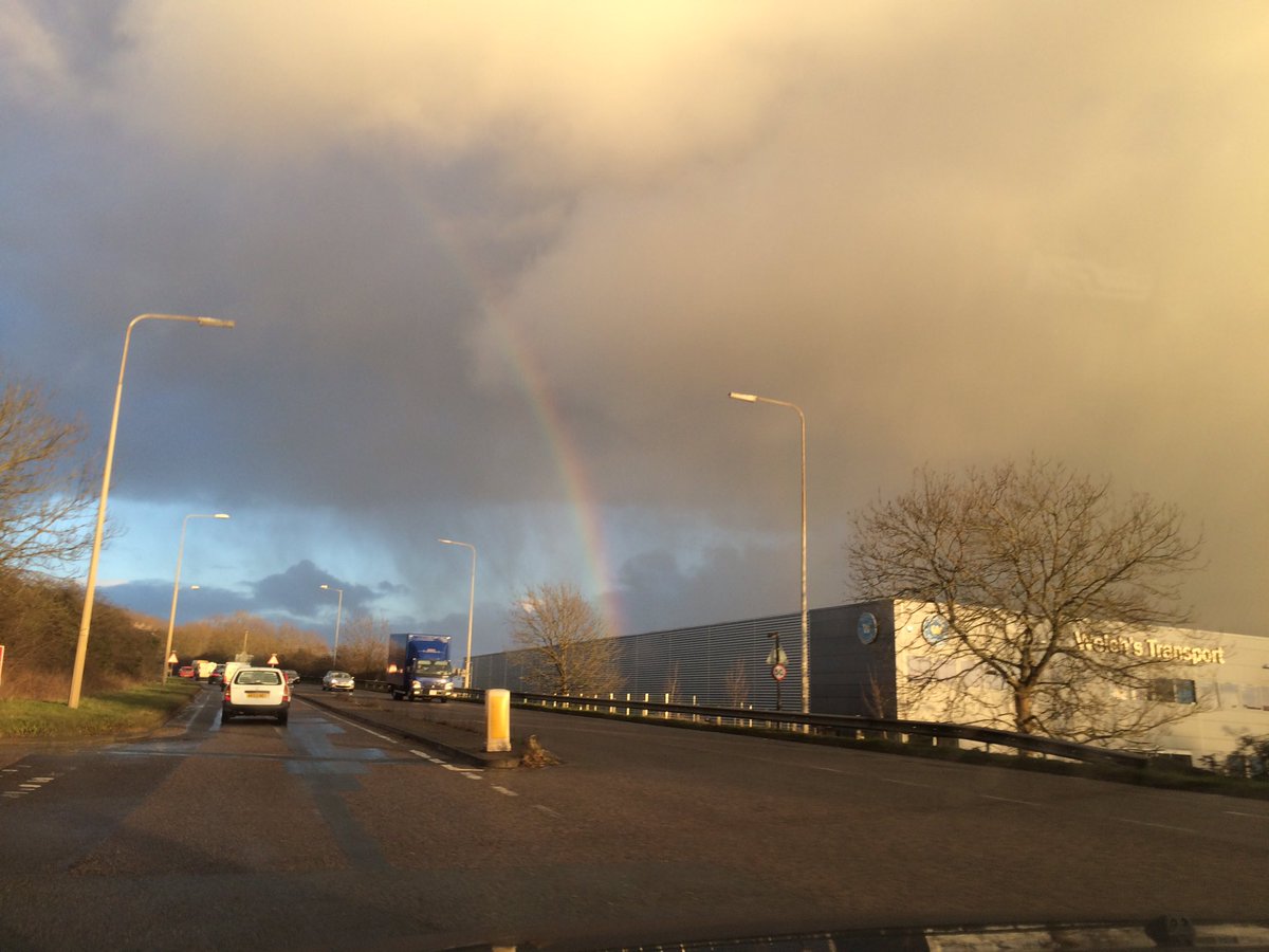 kjgmjg's tweet photo. Sun + rain = #rainbow https://t.co/VC9Vvu7QIg