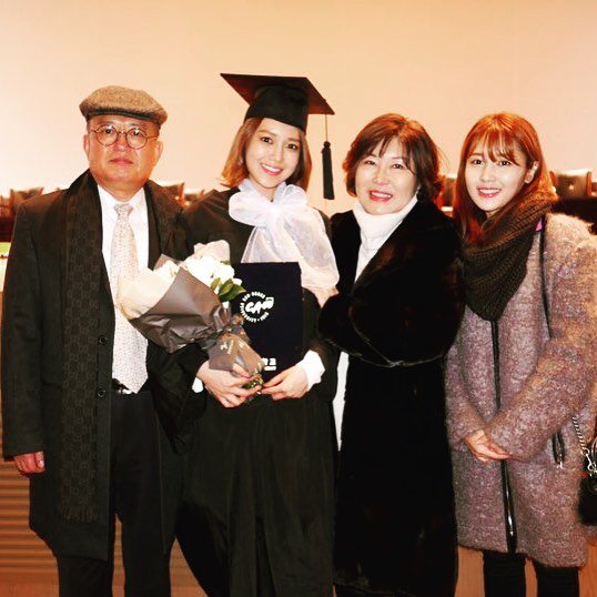 [PIC][15-02-2016]SooYoung và Yuri tham dự Lễ Tốt nghiệp của Trường Đại học Chung-Ang vào trưa nay CbRQwKnUsAAhq_-