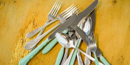 HelloFresh's tweet photo. Does your cutlery need a fresh look? DIY on our blog: https://t.co/OOihXOQHjZ #HelloFreshBlog #Re:Fresh https://t.co/Cg3H00YkKc