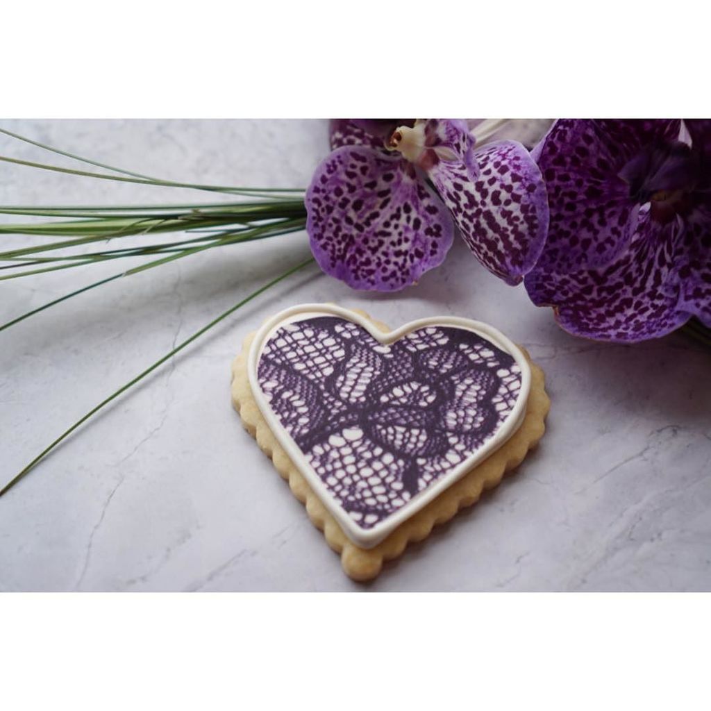 TryWearEasy's tweet photo. Can Valentine’s Day be everyday? Custom lace frosted cookies courtesy of @letthemeatcakenyc for the #ETFW Fall 2016… https://t.co/V4HSh7fMoK