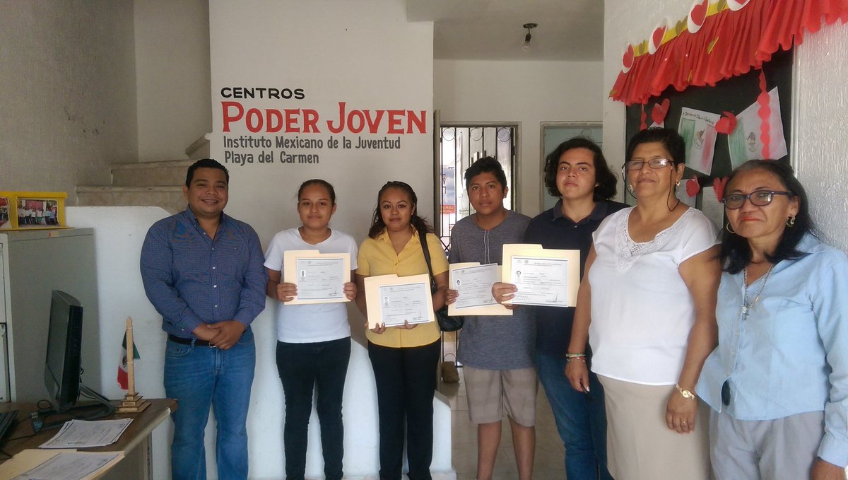 Andres_hdezp's tweet photo. La dedicación siempre trae buenos resultados entrega de certificados de secundaria @PoderJovenPlaya  @CinthyaLaguna https://t.co/WdLhbb6tci