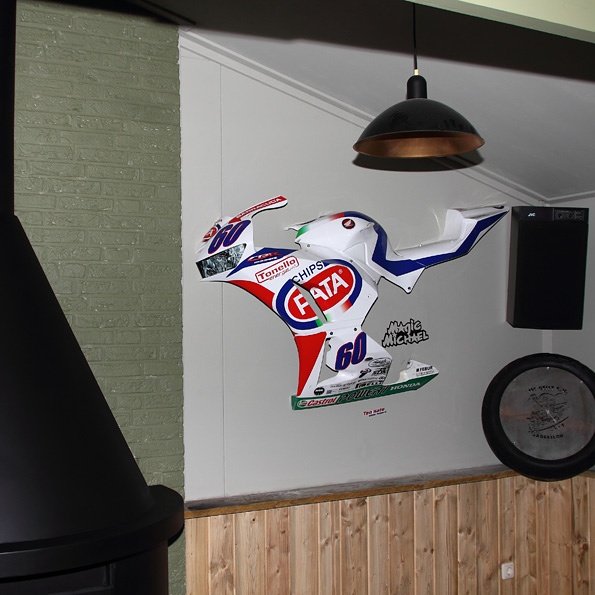 Kappenset van <a href="/mickeyvdmark/">Michael van der Mark</a> hangt in ons clubhuis dankzij <a href="/TenKateRacingPr/">Ten Kate Racing Prod</a> bedankt!! <a href="/HondaWSBK/">Honda WorldSBK</a> #motolife