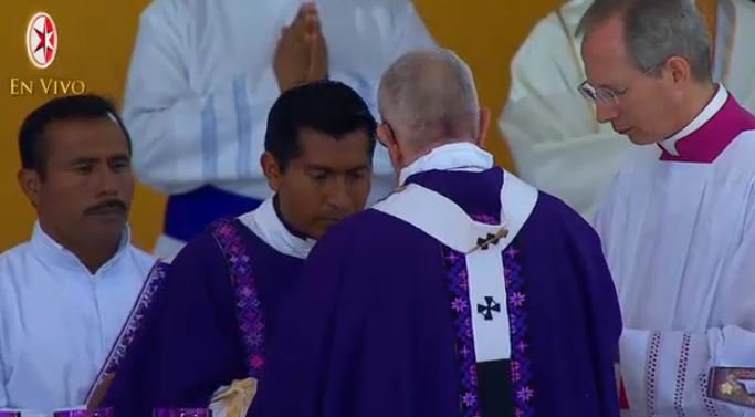 nmas's tweet photo. #PapaEnChiapas Papa Francisco da la comunión en San Cristóbal de las Casas   https://t.co/T61i6k3NpZ https://t.co/p8xQbPWtem