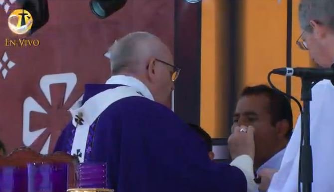 nmas's tweet photo. #PapaEnChiapas Papa Francisco da la comunión en San Cristóbal de las Casas   https://t.co/T61i6k3NpZ https://t.co/p8xQbPWtem