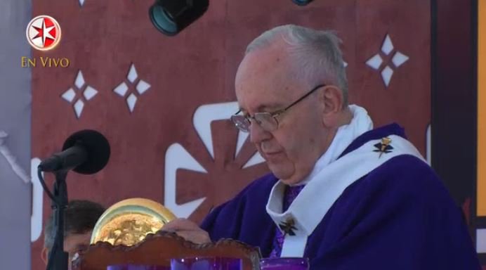 nmas's tweet photo. #PapaEnChiapas Papa Francisco da la comunión en San Cristóbal de las Casas   https://t.co/T61i6k3NpZ https://t.co/p8xQbPWtem