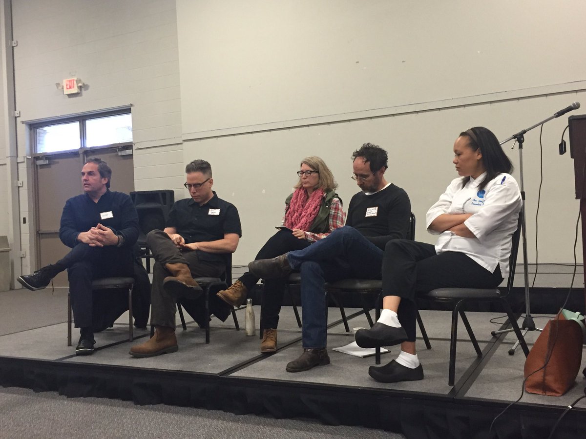 ilikefwords's tweet photo. Here we've got our chefs ready to rumble for the round table. #farmtotable #fttc16 https://t.co/uCsXIG5uUd