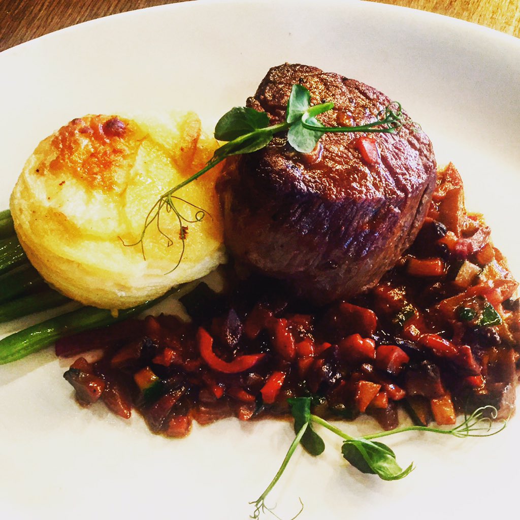 Fillet special with Dauphinoise! #happymonday #walkinmonday #steak #fillet #dauphinoise
