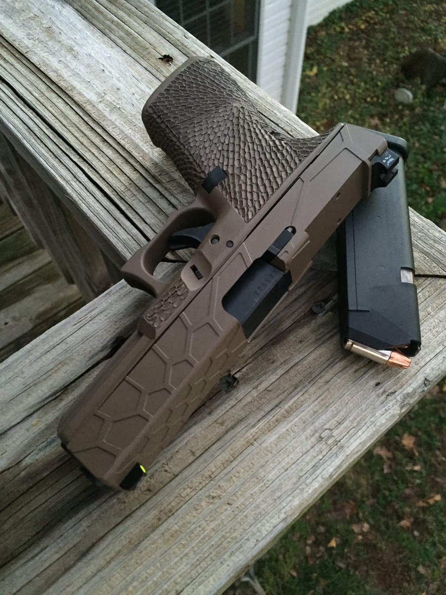 RayzorsEdgeTac's tweet photo. Custom Kryptek Glock. Pretty badass if you ask me. @GlockMagazine @GLOCKInc. @Trijicon #Guns #GLOCK #TacticalShit https://t.co/gAWreETqfk