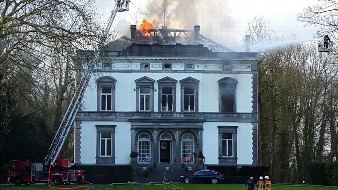 destandaard's tweet photo. Historisch kasteel wellicht verloren na uitslaande brand https://t.co/N1kFQyhY11 #destandaard https://t.co/h2zQuYT8j9