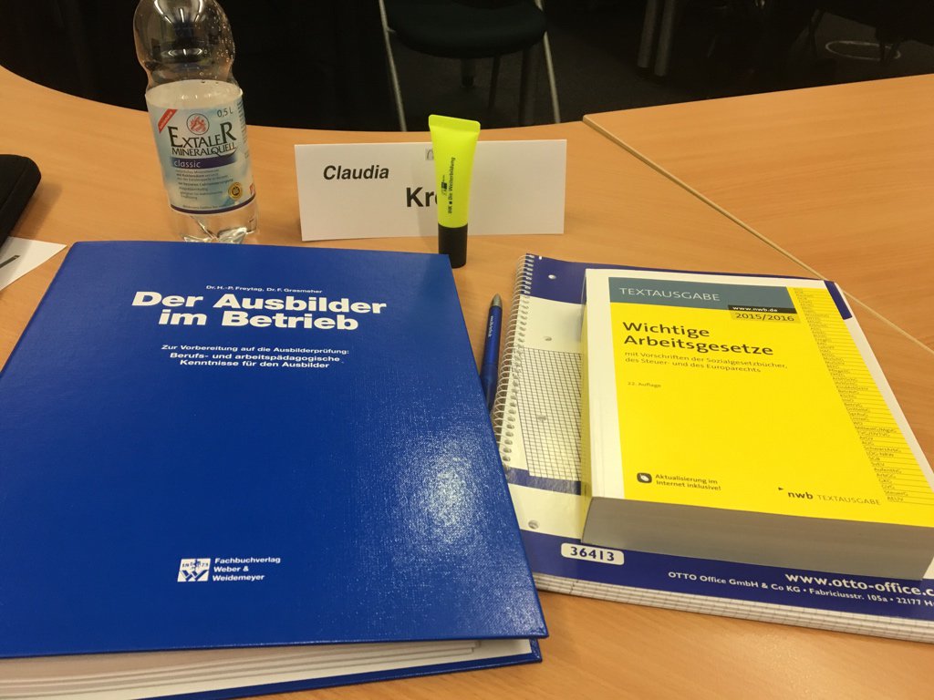 wortkomplex's tweet photo. Feels like Schulbank. #aeov https://t.co/5MBBqBy6K9