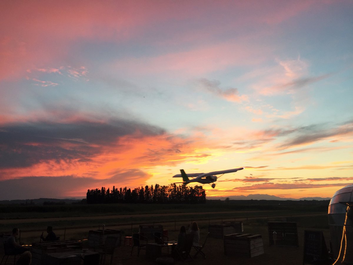 Alvarovaron5's tweet photo. para mi @alvarovaron5 de @e_distribution la belleza es el atardecer en pleno mes de febrero en el aeródromo de Pals. https://t.co/O5A3C761di