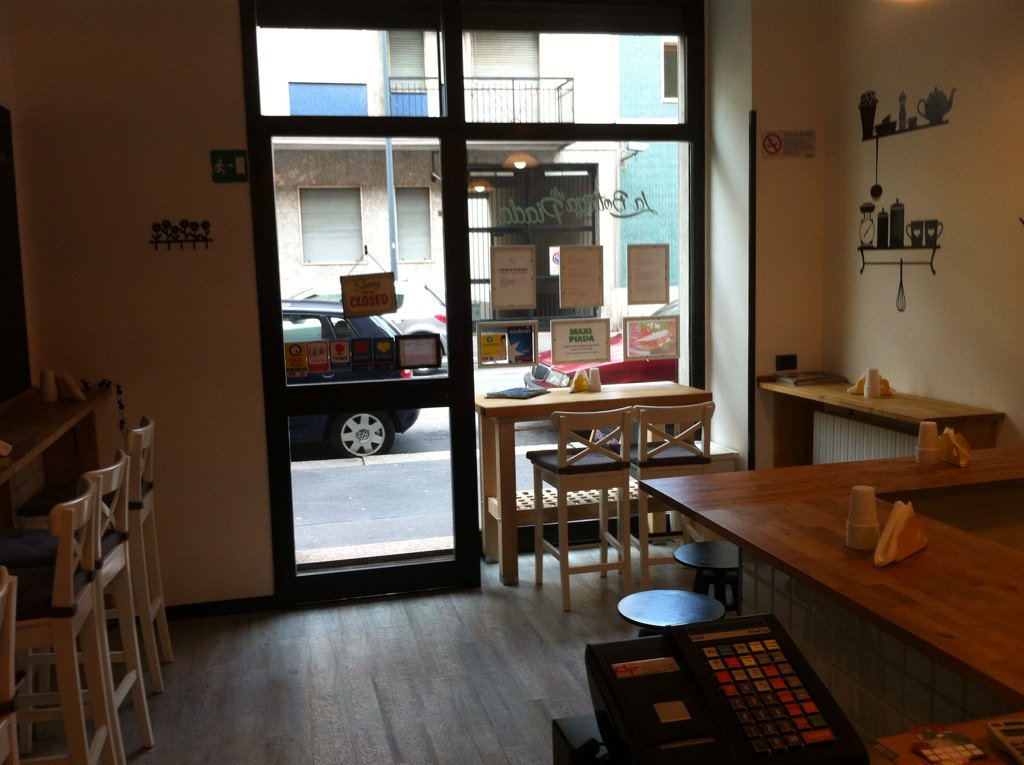 La bottega vi aspetta per un pranzo/cena leggero La nostra #piadina e' una e costante , buona gustosa e appetitosa.