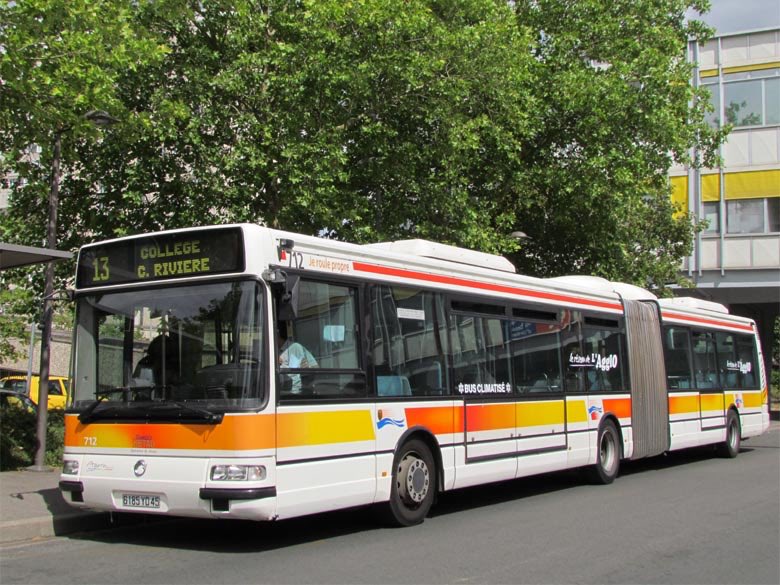 pourinfo's tweet photo. Si tu te rappelles de ce bon vieux double bus SEMTAO, t'es un ancien d'Orléans.✋😂  avec la clim' s'il vous plaît !!! https://t.co/2hU15l4hgh