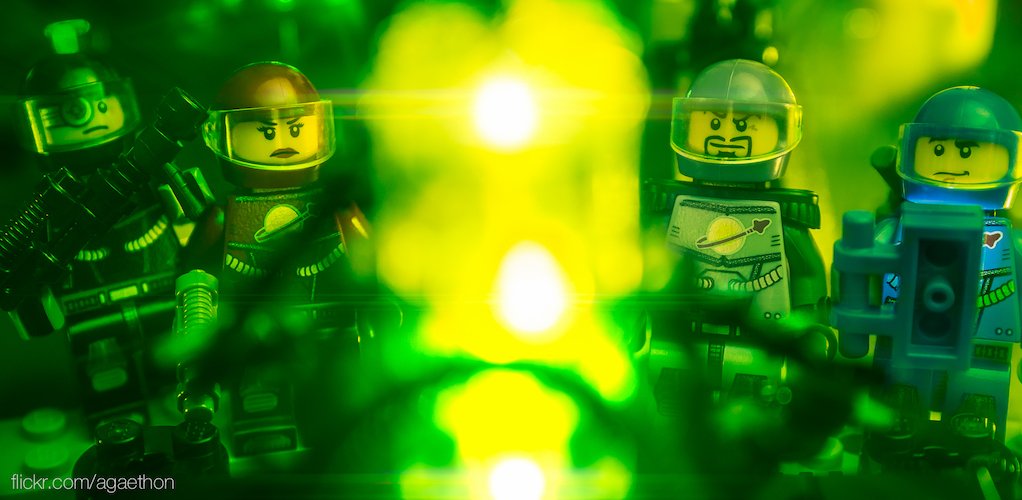 Agaethon's tweet photo. Nova Team inspecting the alien artifact. https://t.co/BPWZRo1sNI #LEGO #legospace #legography #brickography https://t.co/RfkF1m82iU