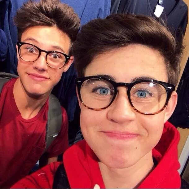 ColombiaCameron's tweet photo. Magcon de antes😭😭😍  @Nashgrier  @camerondallas https://t.co/v0RcBGQX35