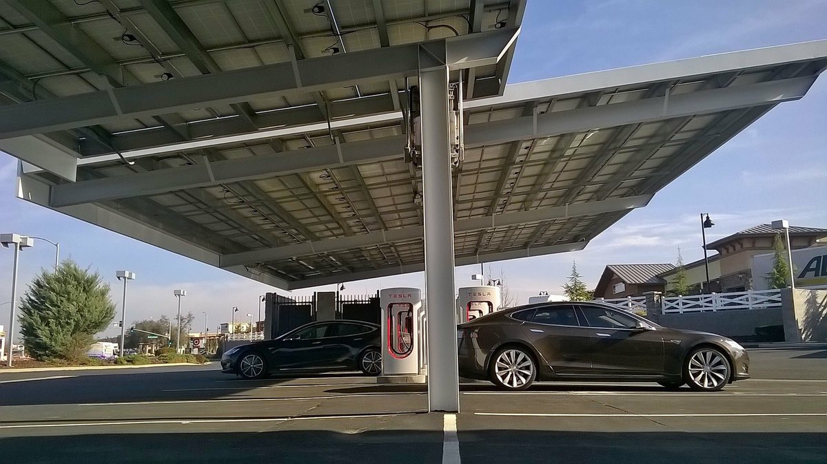 ouliemata's tweet photo. Free #SolarSupercharge @ Rocklin #California @TeslaMotors #mondaymotivation #renewableenergyrevolution https://t.co/5Wf7FRFweT