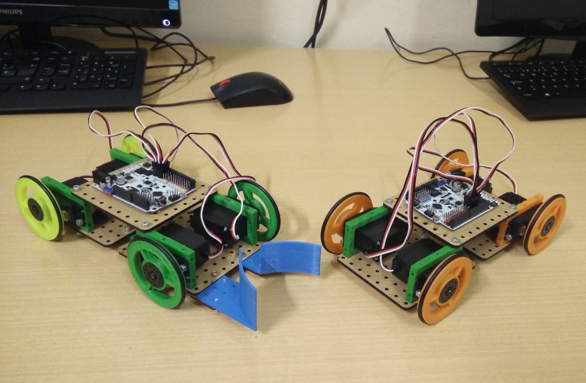 Make_and_Learn's tweet photo. Estudiants de @epiagranollers fusionen dos #ModBots #ZUM obtenint un #robot 4x4, tracció 4 rodes. Bona feina nois! https://t.co/Ebmoc1td8p