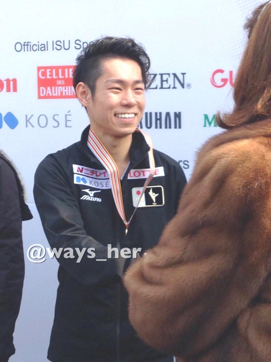 ways_her's tweet photo. 去年の今日は4CC最終日…ってことで、その日のスモメダセレモニーのお写真。
ここでやるよって貼紙見て、誰もいないから半信半疑で1番前で座ってお手紙書いてて、終わって立ち上がると大行列の1番前にいてビックリしたな〜😅#4CC2015 https://t.co/5xGBAYqw7w
