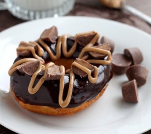 greatdonuts's tweet photo. Reese's chocolate donut 🍩 https://t.co/GTFRqmvN27