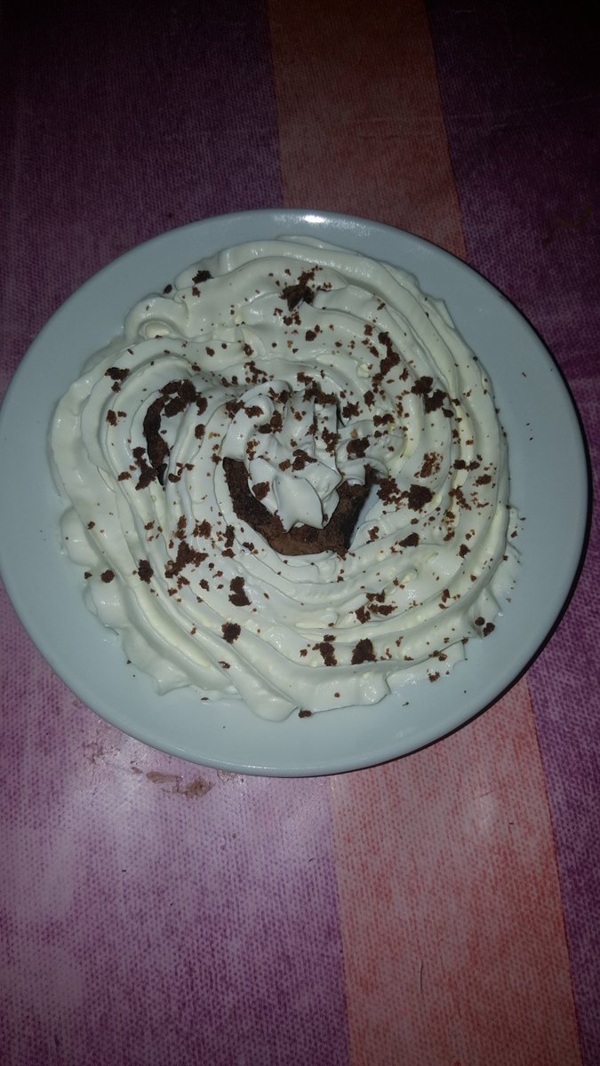 FeeDesPyrenees's tweet photo. brownie recouvert de chantilly ! voila ke dessert de mon lulu ^^ mon ptit chat he ben il s'emmerde pas le type 😉👍🍰🍥 https://t.co/kviYMIwc0k
