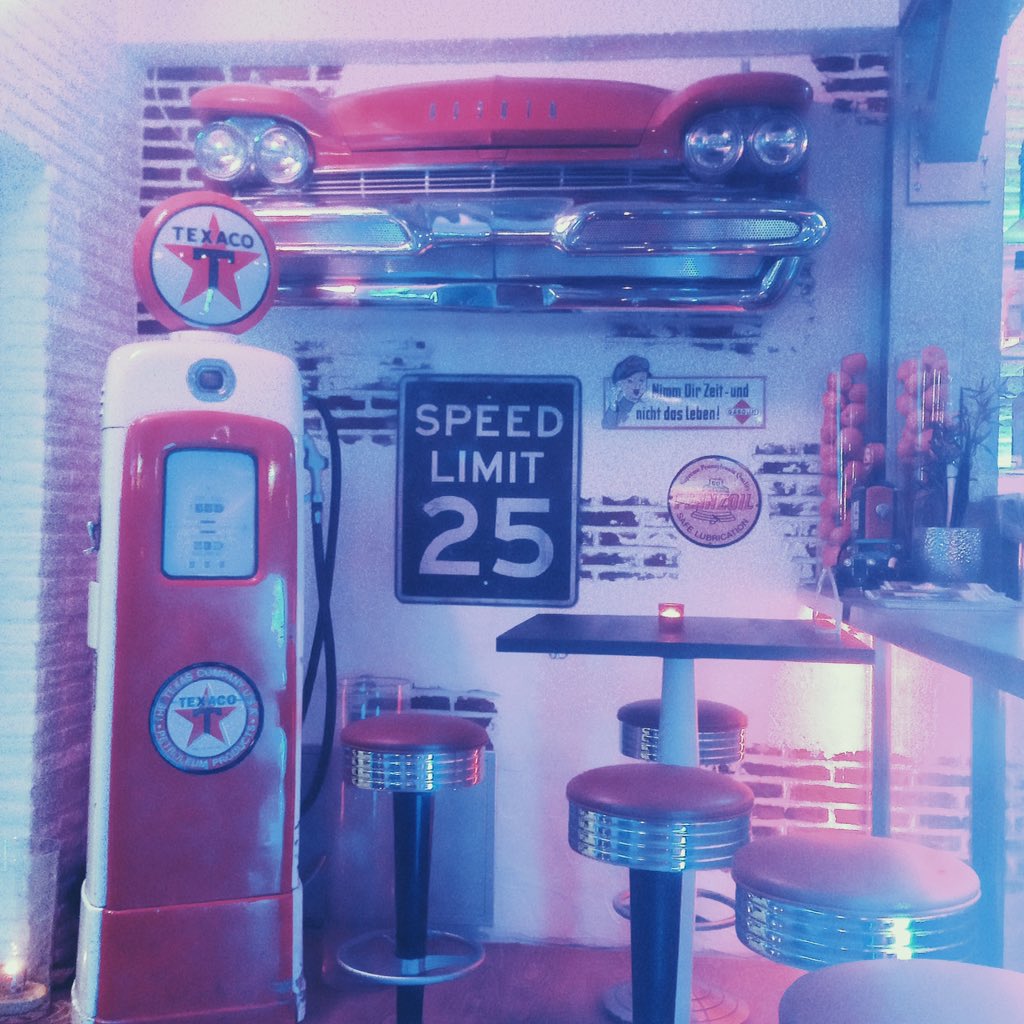 xoecvilla's tweet photo. 1950's classic⛽️ https://t.co/HDmeLhcbi6