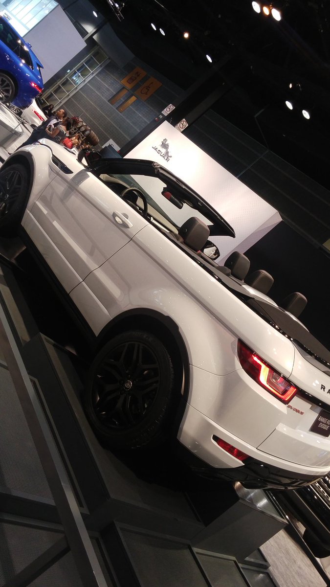 KrysGetMeWetta's tweet photo. #ChicagoAutoShow #FirstLook @RangeRoverUSA @LandRover @Evoque_Owners https://t.co/LAw7Jw5AOU