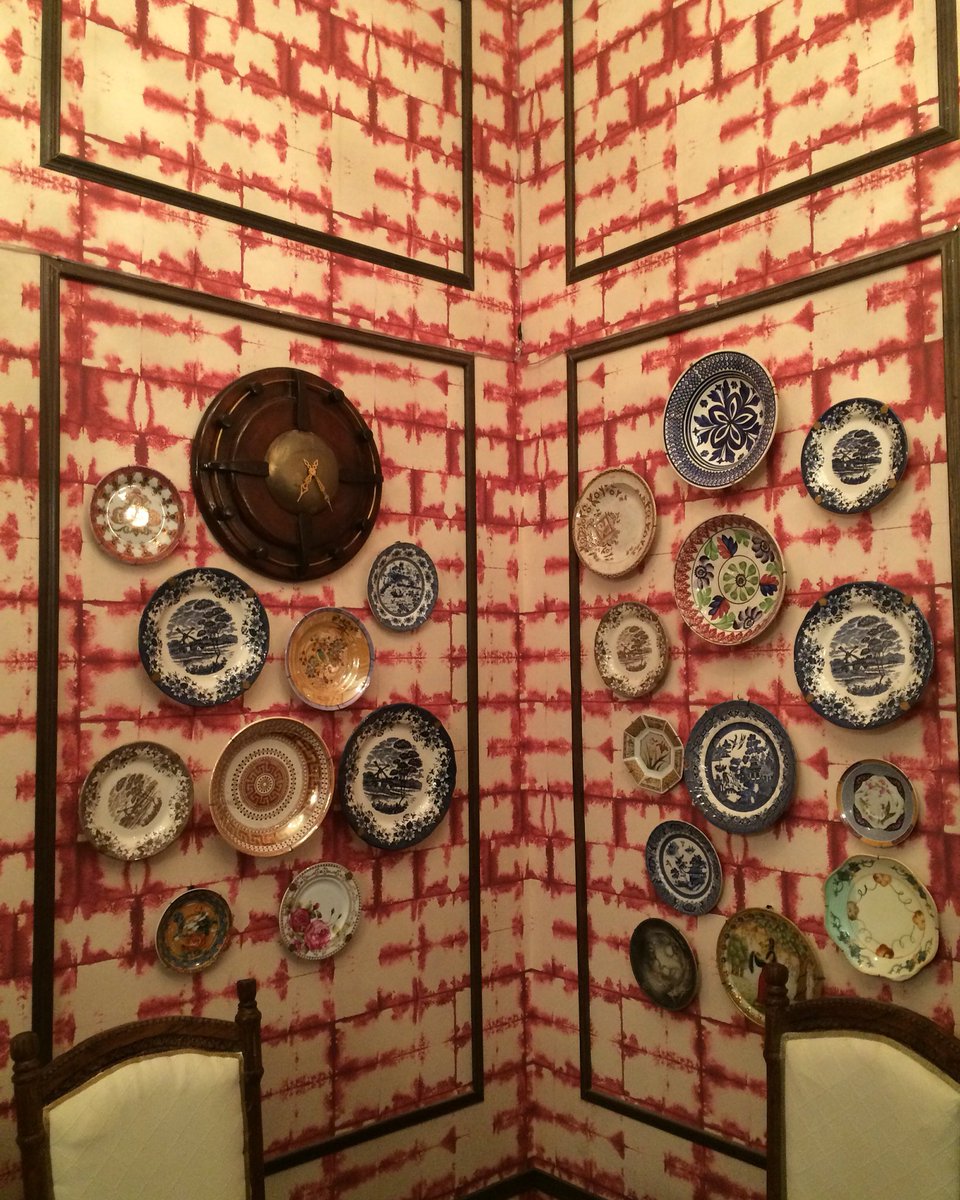 urbanbinsie's tweet photo. Gorgeous #wallpaper from #nilaya. Spotted at #IndiaDesignID2016 https://t.co/UAkfpG5V3t