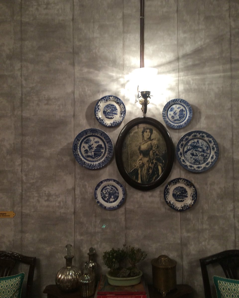urbanbinsie's tweet photo. Gorgeous #wallpaper from #nilaya. Spotted at #IndiaDesignID2016 https://t.co/UAkfpG5V3t