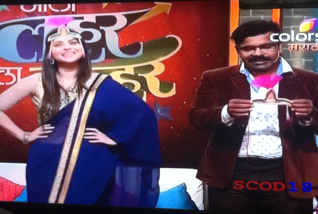 twins_sb's tweet photo. #postergirl @meSonalee on #ALKK dhamaal with gorgeous @KrantiRedkar with the master @SahiBharat n #hrishekeshjoshi https://t.co/8z3NAriap2