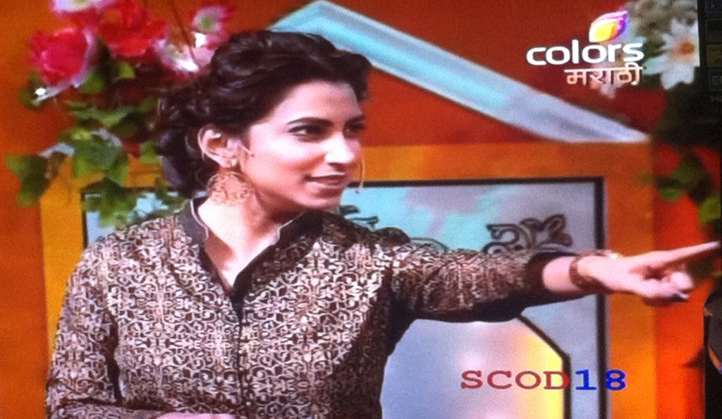 twins_sb's tweet photo. #postergirl @meSonalee on #ALKK dhamaal with gorgeous @KrantiRedkar with the master @SahiBharat n #hrishekeshjoshi https://t.co/8z3NAriap2